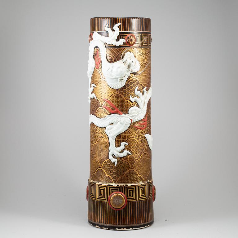 PRAKTURNA på TRÄFOT, lergods på porslin, Japan, Meiji (1868-1912).