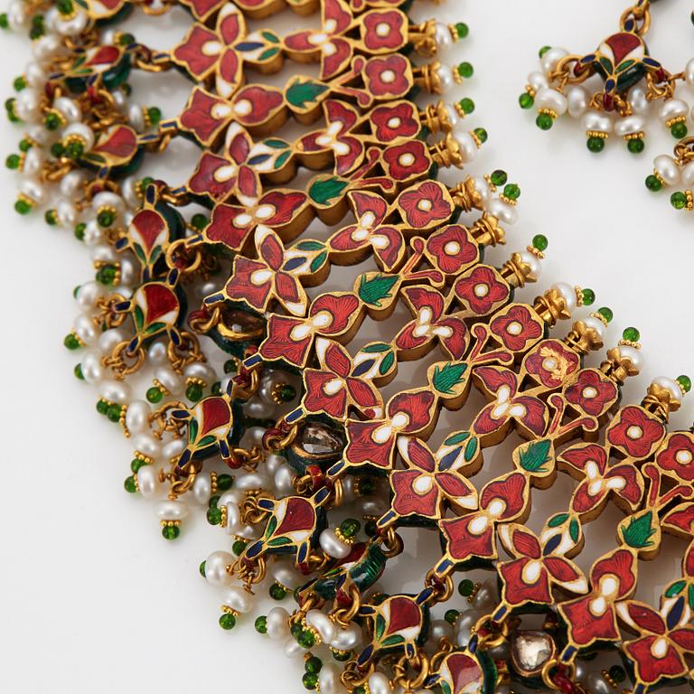 An Indian demi parure comprising a necklace and a pair of earrings.