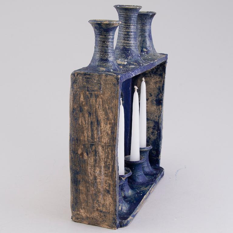 EIJA KARIVIRTA, kandelaber/ skulptur, stengods, signerad Eija Karivirta, Finland.