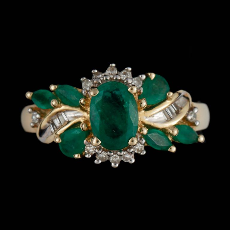 RING, 14k guld med 7 smaragder och bl.a. små briljantslipade diamanter. Vikt ca 3,8 gram.