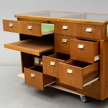A mid 20th Century chest of drawers.