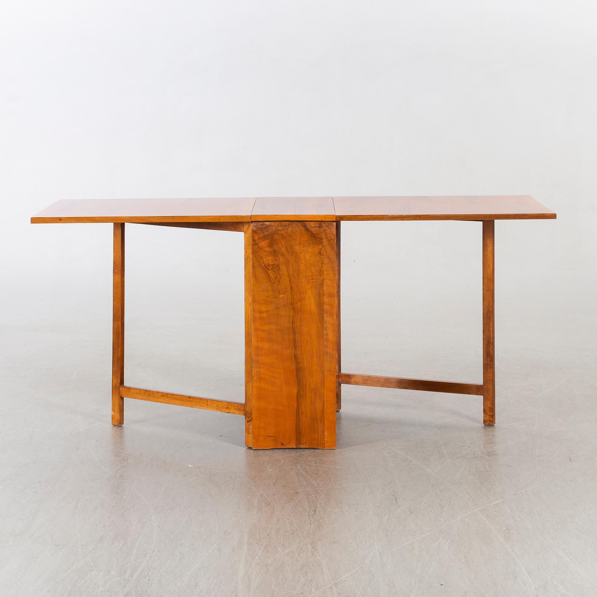 A 1930-40'S FOLDING TABLE.