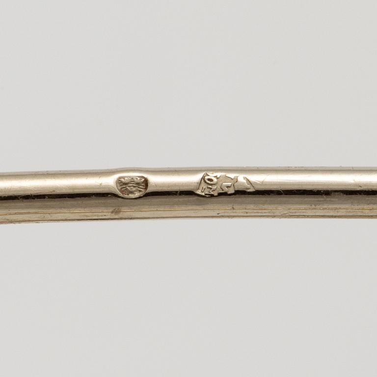 A brooch in platinum in the form of a bow with rubies and diamonds, likely from the 1950s.
