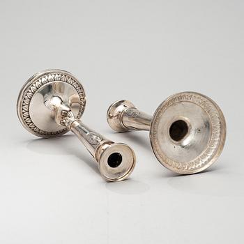KYNTTILÄNJALKAPARI, hopeaa, Saksa 1800-luvun alku.  paino 580 g.