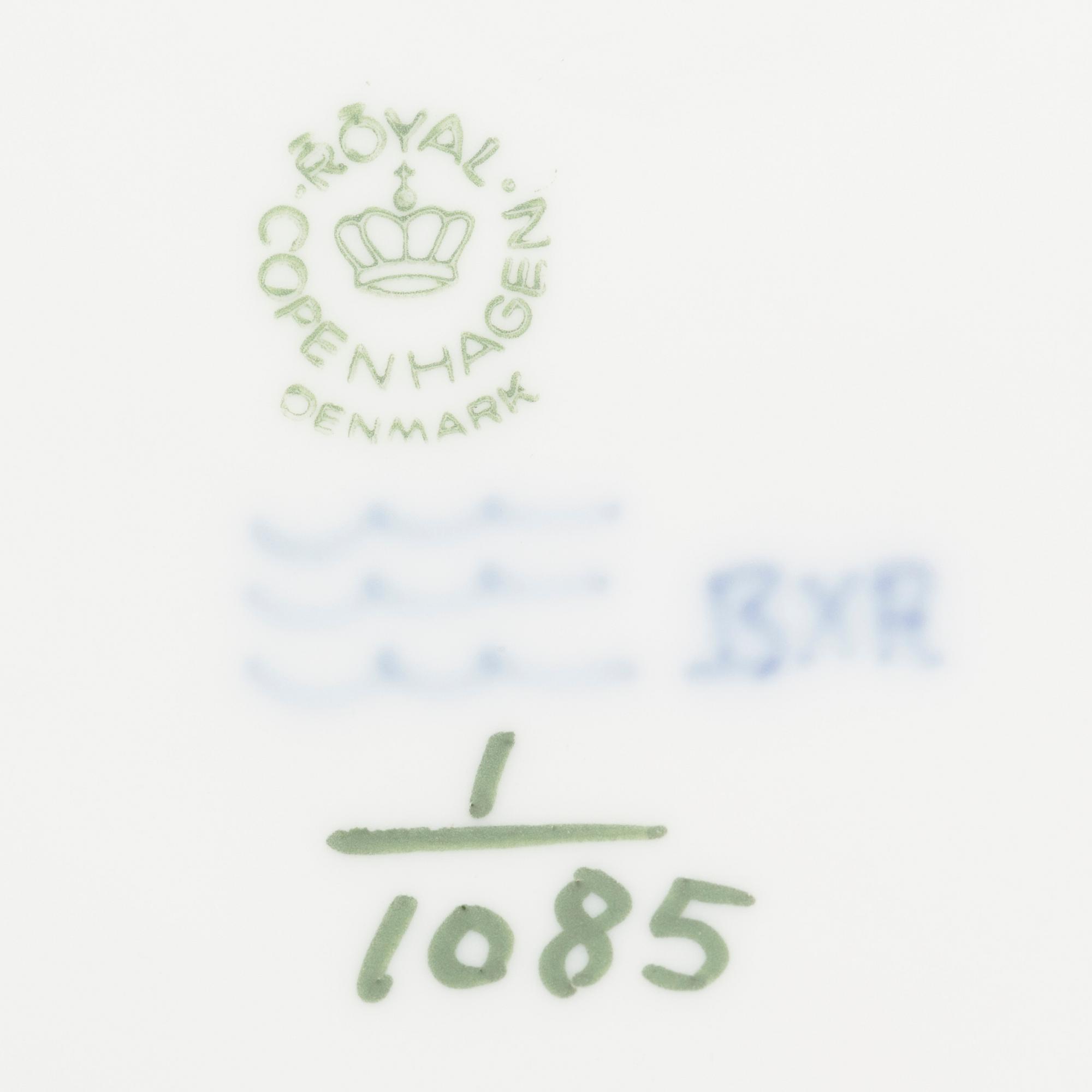 12 st TALLRIKAR, porslin "Musselmalet" helblond Royal Copenhagen.