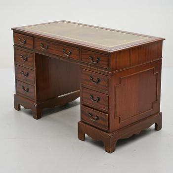 SKRIVBORD, engelsk stil, 1900-talets andra hälft.