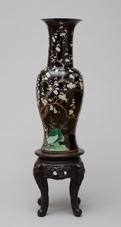 GOLVVAS, porslin. Qing dynastin, 1800-tal.