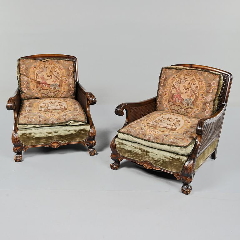 FÅTÖLJER, ett par, Chippendale stil, 1900-talets första hälft.