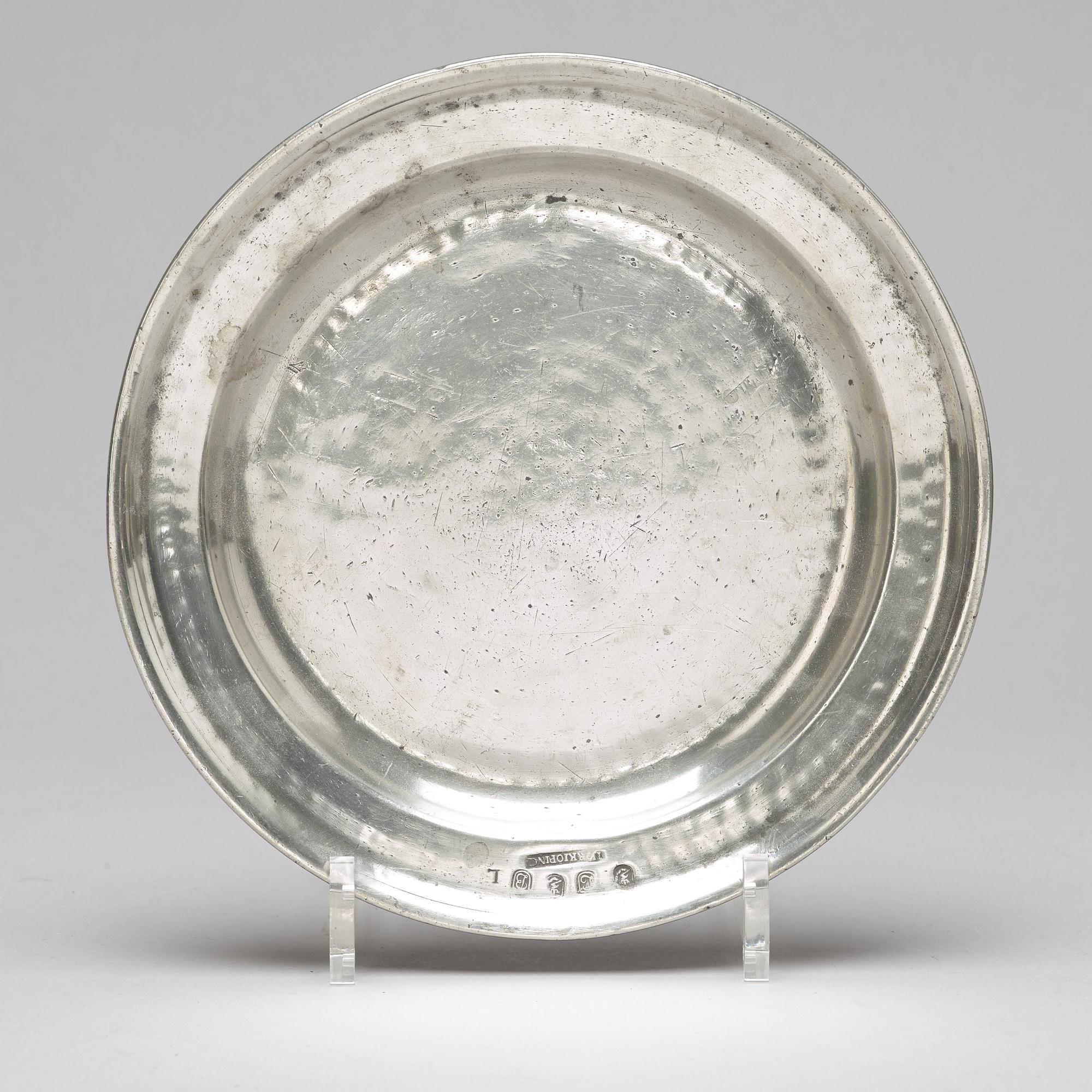 Eight pewter pieces, 18th/19th ct.