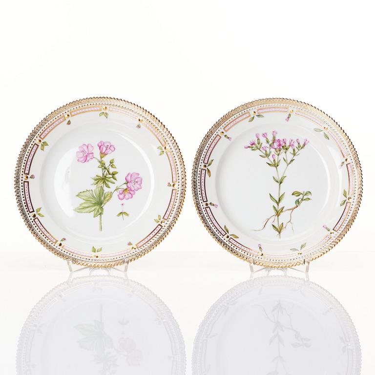 A set of 12 Royal Copenhagen 'Flora Danica' plates, Denmark, 20th Century.