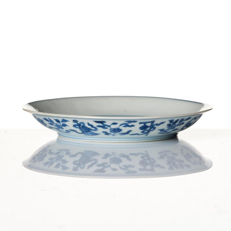 A blue and white dish, Qing dynasty, 18th century.