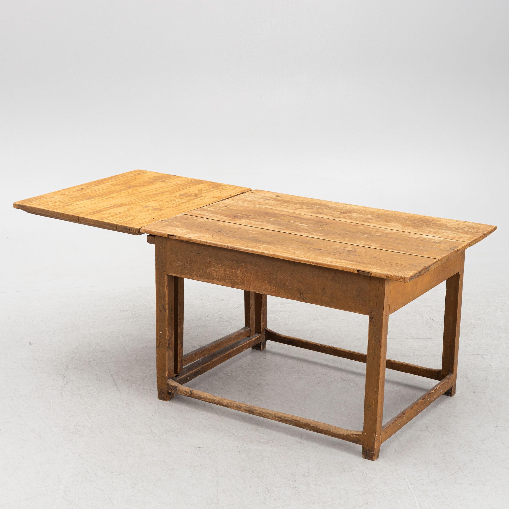 Drop-leaf table, pine, 19th century.