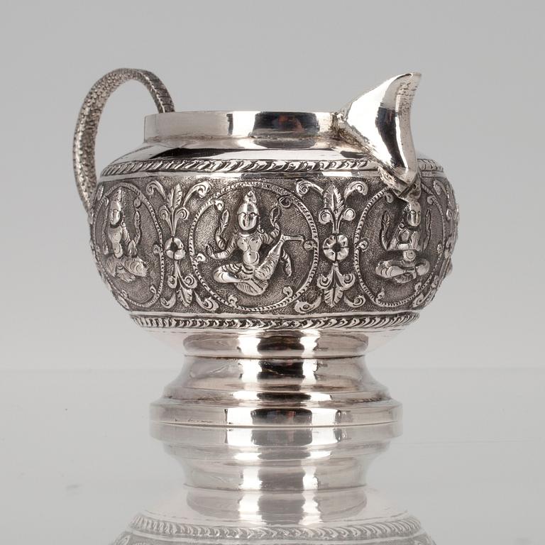 SOCKERSKÅL + GRÄDDSNÄCKA, silver. Sannolikt Indien 1900-talets första hälft. Vikt 230 g.