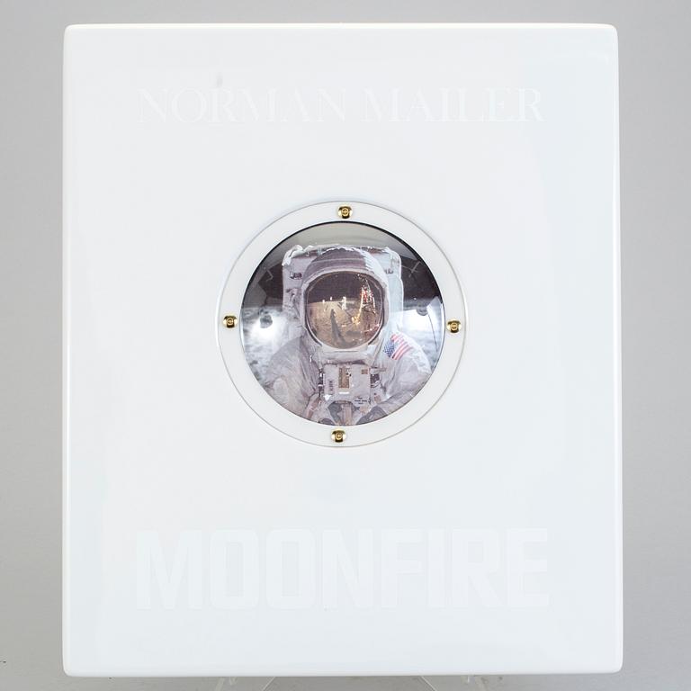 BOK samt AUTOGRAF, "Moonfire", Norman Mailer, Buzz Aldrin, numrerad AP 181/200.