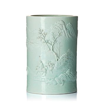 1265. A pale green glazed brush pot, Qing dynasty, 19th Century.