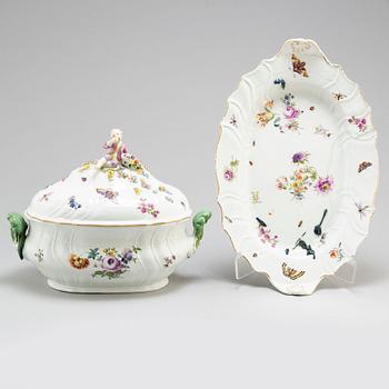 TERRIN med LOCK och FAT, porslin. Meissen, 1800-tal.