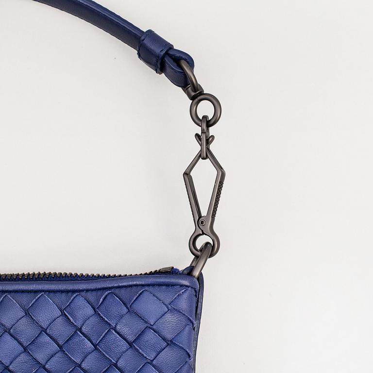 A 'Maxi Convertible Bag' in intrecciato nappa  from Bottega Veneta, 2014.