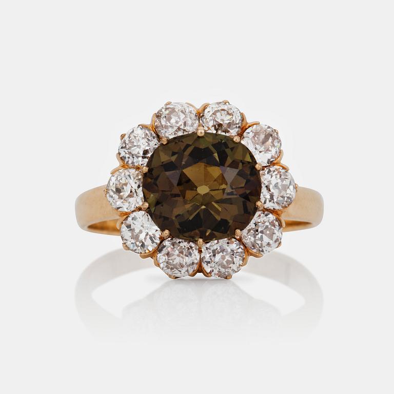 RING med färgväxlande naturlig alexandrit, 3.77 ct, och gammalslipade diamanter, circa 2.50 ct.