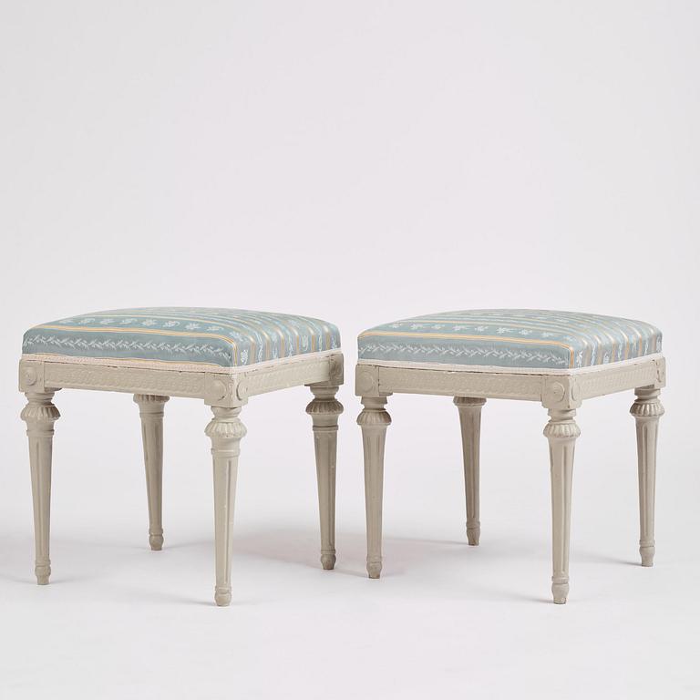 Taburetter, ett par, av Erik Öhrmark  (mästare i Stockholm 1777-1813), Gustavianska.