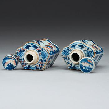 A pair of Imari tea caddies, Qing dynasty, Kangxi (1662-1722).