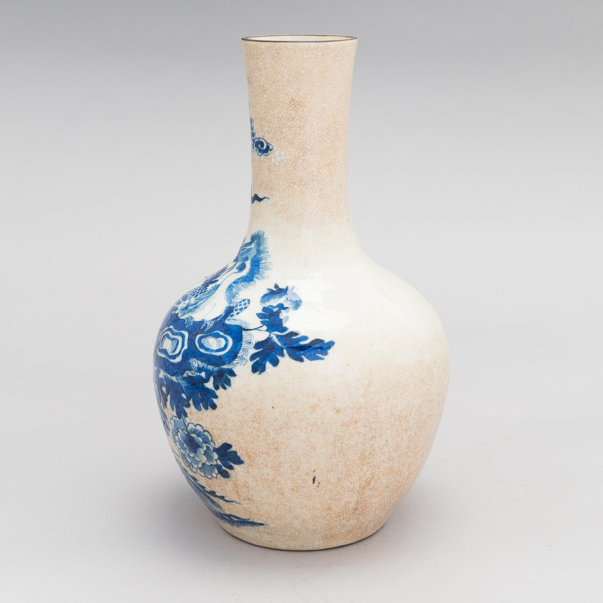 A ge-glazed blue and white Chinese porcelain vase from late Qing Dynasty, around 1900.