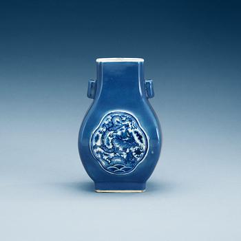 A blue and white vase, Qing dynasty, with Daoguangs seal mark.