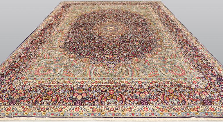 A Kirman Laver carpet, approx. 424 x 305 cm.