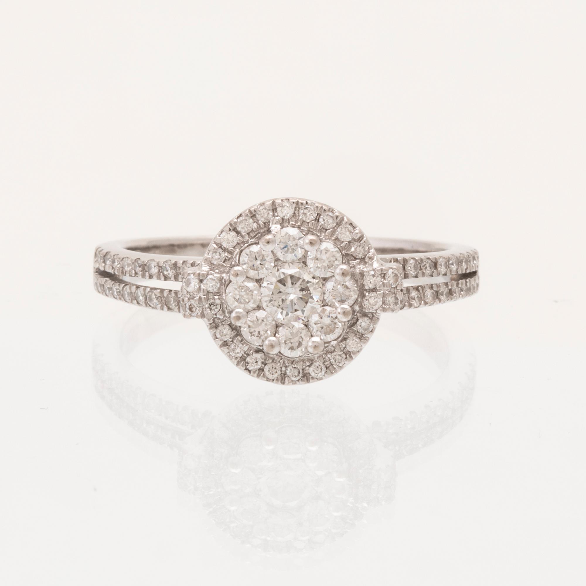 An 18K white gold ring set with round brilliant-cut diamonds.