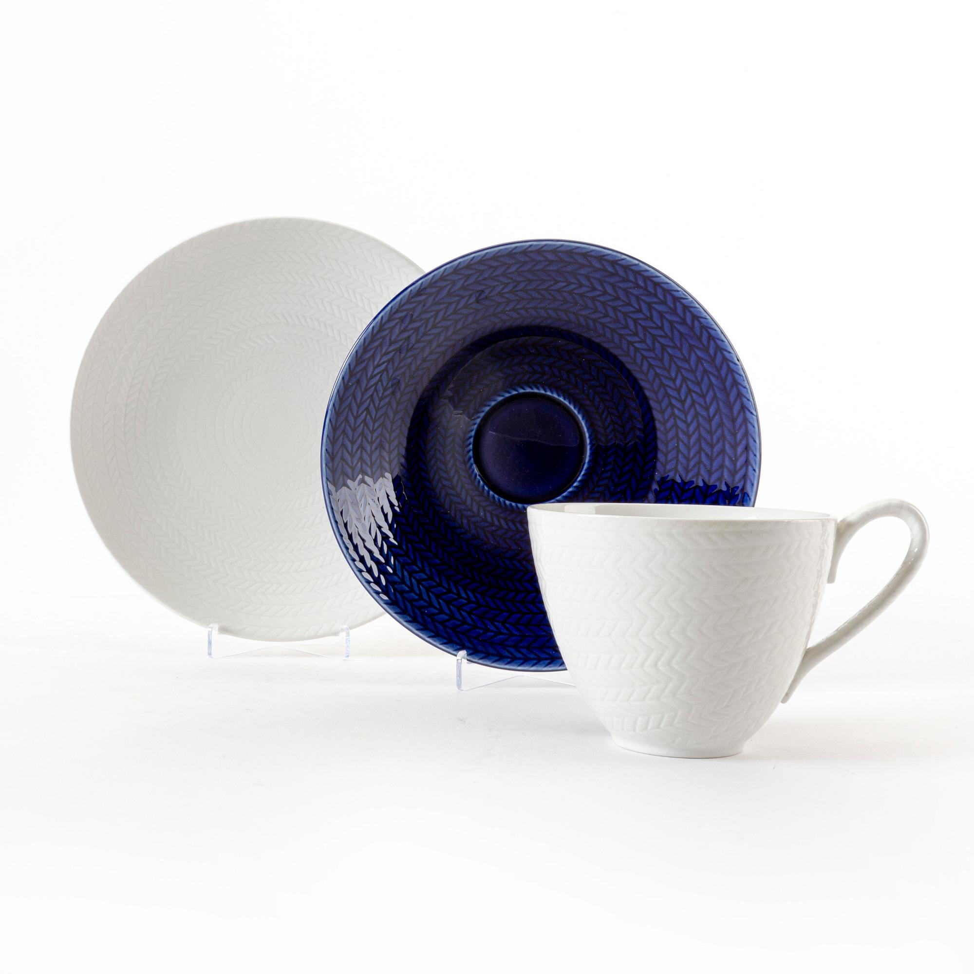 A Hertha Bengtson "Blå eld" 49 pcs tea service flintware.
