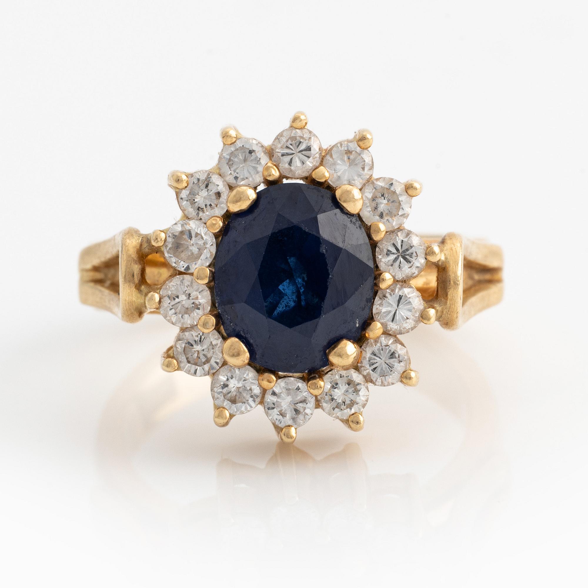 Ring 18K guld men en fasettslipad safir och runda briljantslipade diamanter.