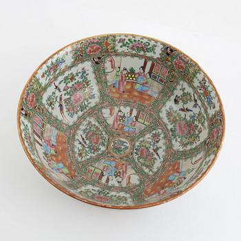 A porcelain Rose Medallion Canton bowl, China, 19th century.