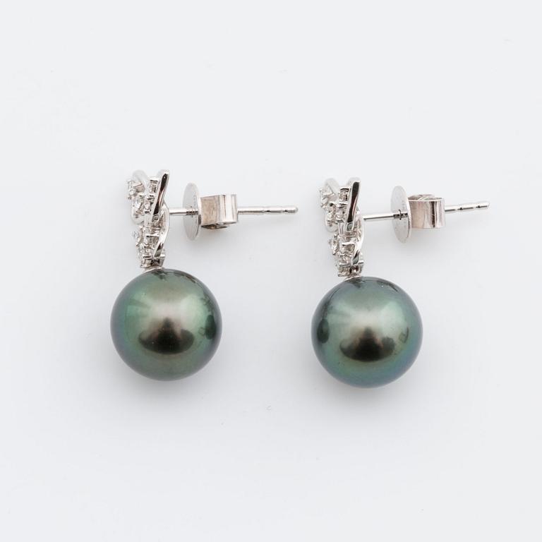 EARRINGS 18K whitegold 2 cultured tahitian pearls approximately 9,5 mm and brilliant-cut diamonds 0,05 ct.