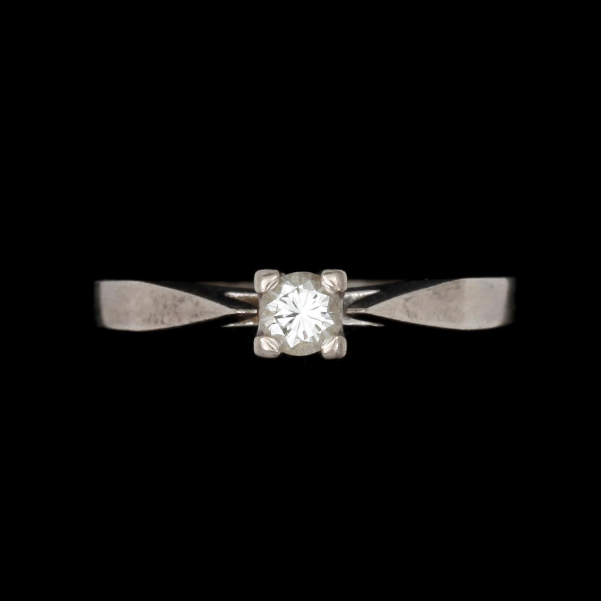 RING, 18k vitguld med briljantslipad diamant ca 0,20 ct enligt gravyr. Gustad Dahlgren & Co, Malmö 1984. Vikt 3,2 g.