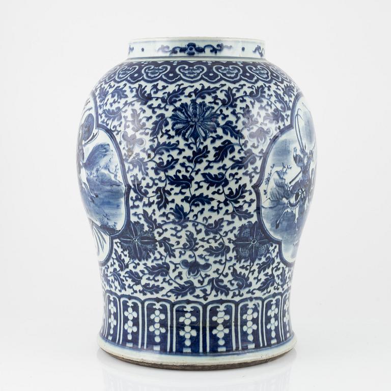 A blue and white vase, late Qing dynasty, circa 1900.