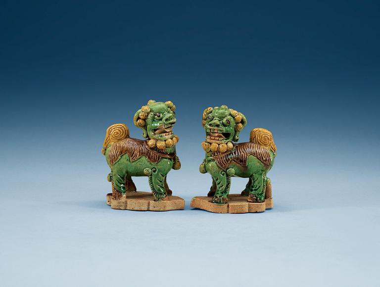 A pair of figures of Buddhist lions, Qing dynasty, Kangxi (1662-1722).