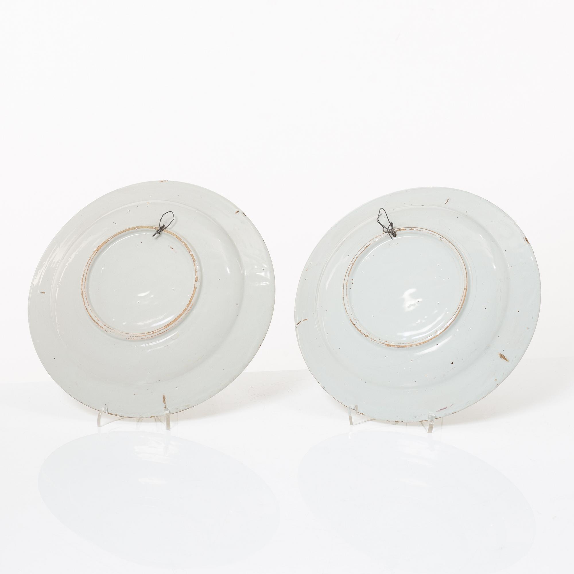 A pair of Kellinghusen faience plates, Danmark, omkring år 1800.
