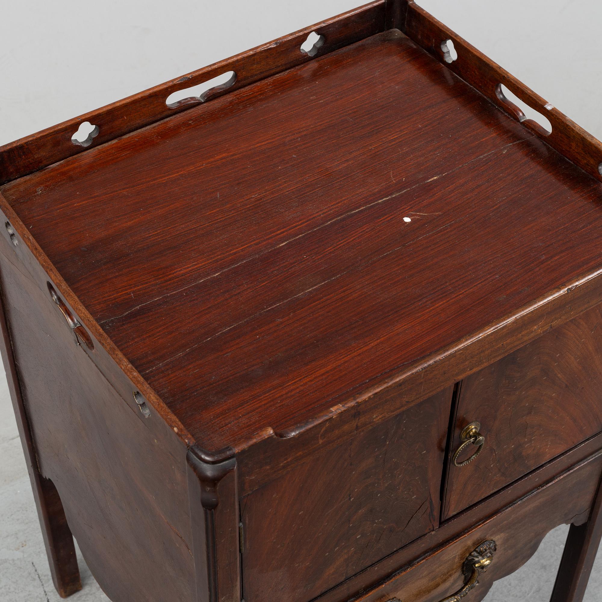 A mahogany bedside table from around the year 1900.
