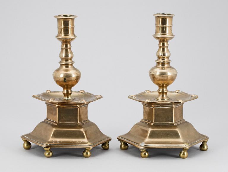 LJUSSTAKAR, ett par, mässing, barock, dat 1646.