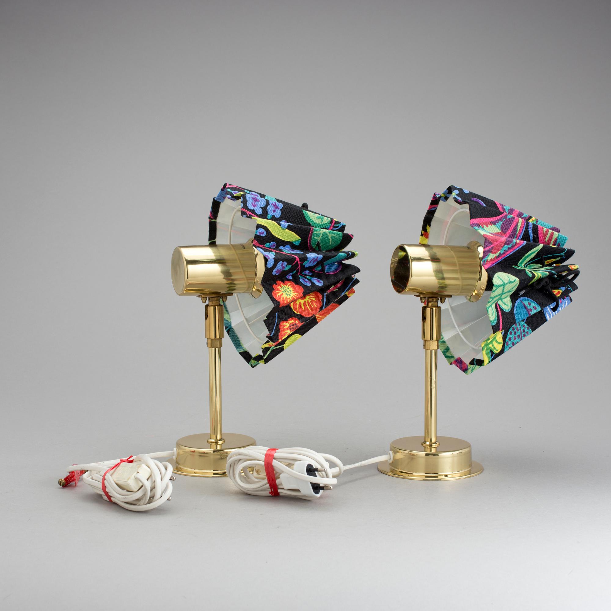 VÄGGLAMPOR, ett par, 1900-talets fjärde kvartal.