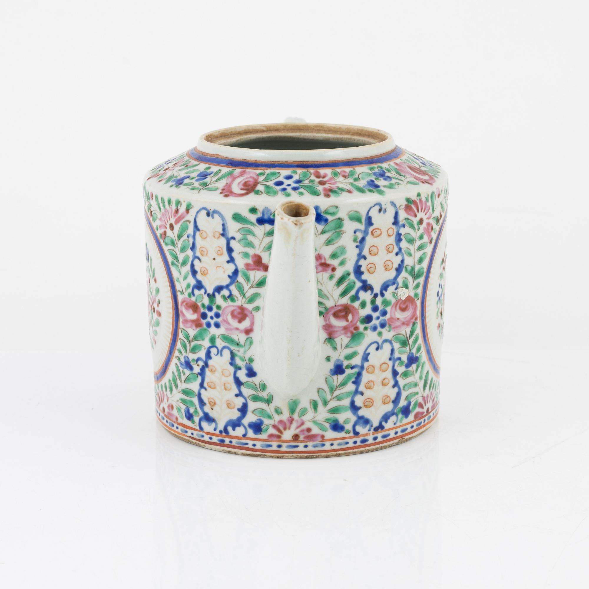 A famille rose tea pot without cover, Qing dynasty, early 19th Century.