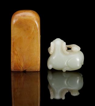 SIGILLSTAMP samt FIGURIN, nefrit. Kina, 1900-talets början.