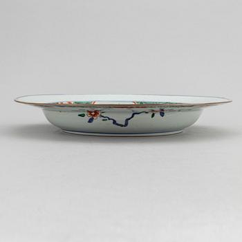 A Chinese blue and white famille verte porcelain dish, Qing dynasty, Kangxi (1622-1722).