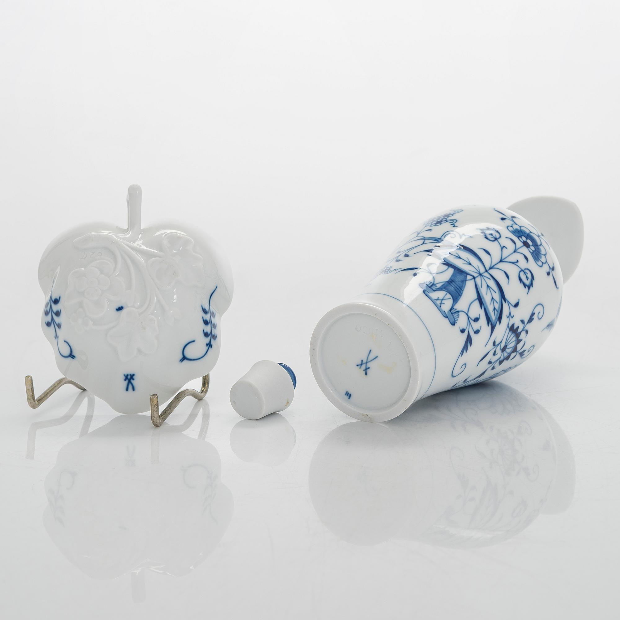 A set of 4 porcelain service pieces, "Onion pattern/Zwiebelmuster", Meissen and Teichert-Werke in Meissen, Germany.