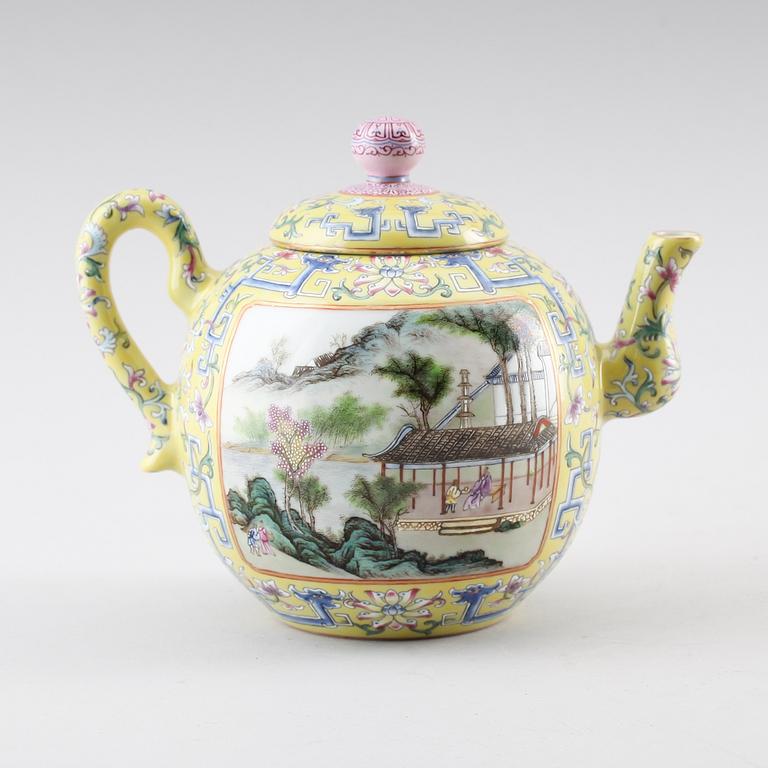 TEKANNA, porslin, Kina, sannolikt 1900-tal.