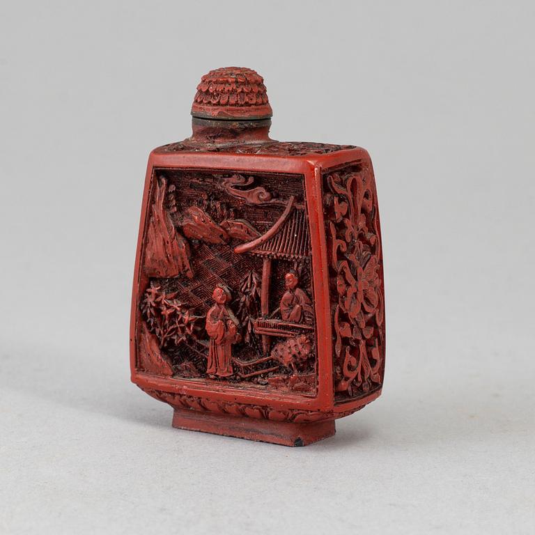 A Chinese red lacquered snuff bottle, 20th century.