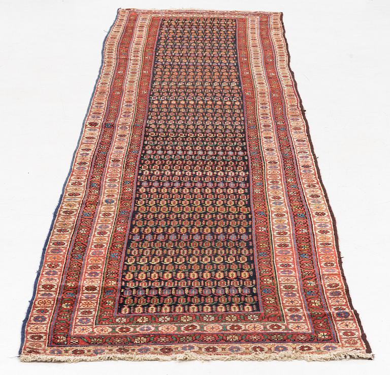 An antique runner carpet, approx. 400 x 93 cm.