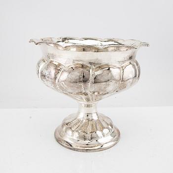 Stekhuvar 2 st samt skål på fot NS 1900-tal.