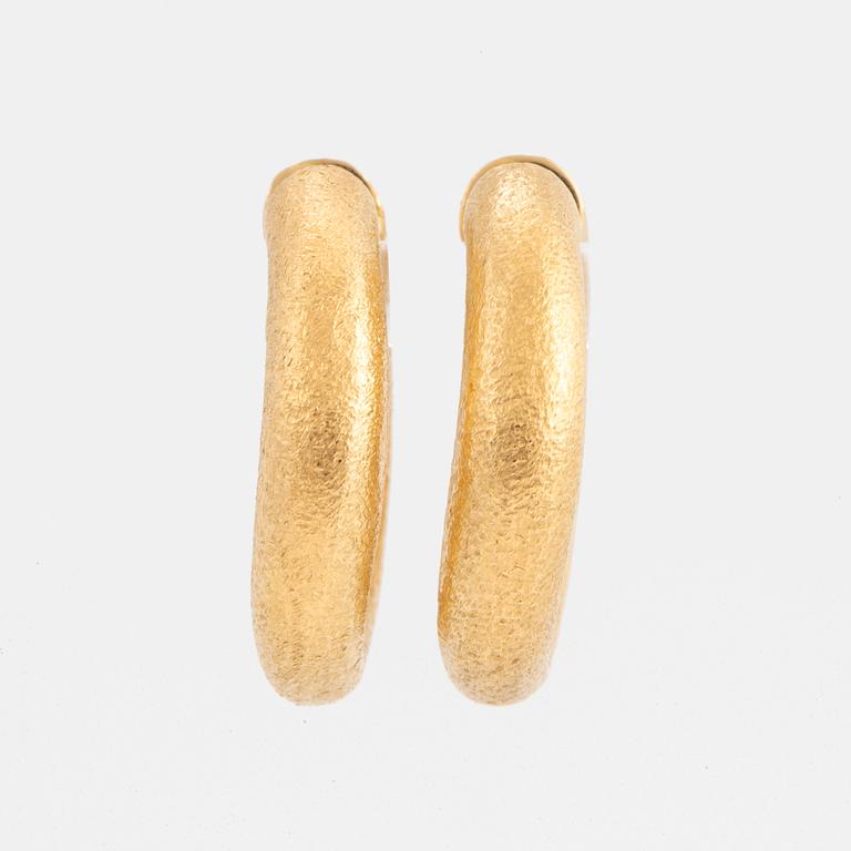 OLE LYNGGAARD, CHARLOTTE LYNGGAARD, Örhängen, 18K guld.