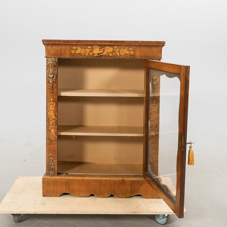 Vitrinskåp, Louis XV-stil, 1900-talets första hälft.