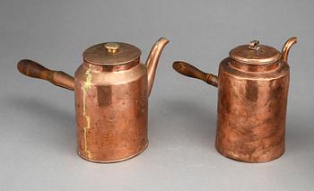 CHOKLADKANNOR, 2 st, koppar, 1800-tal, samt SKÅL, terrakotta, modern tillverkning.